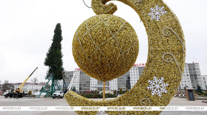 Вокруг главной елки в Витебске оборудуют искусственный каток площадью более 600 кв.м
