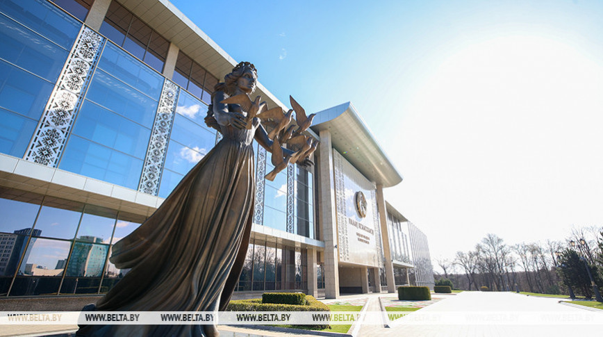 Ход посевной, кадровая работа и техника для аграриев. Лукашенко заслушал доклад по Витебской области