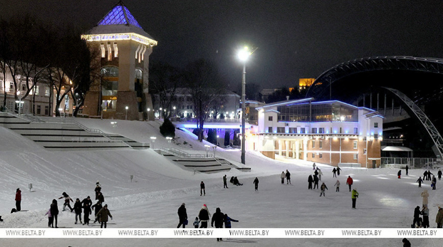 Возле Летнего амфитеатра в Витебске начал работать каток