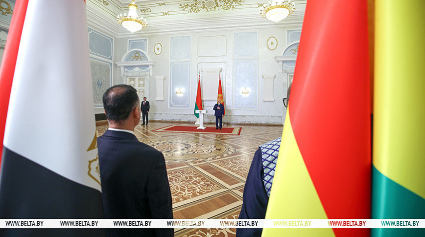 Lukashenko receives credentials from ten ambassadors